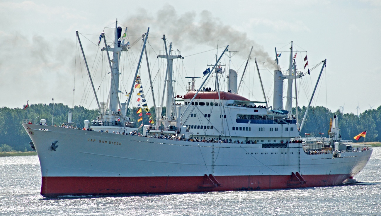 Nostalgie Schiffe Cap San Diego Elbe Frachtschiff Klein gegen Groß