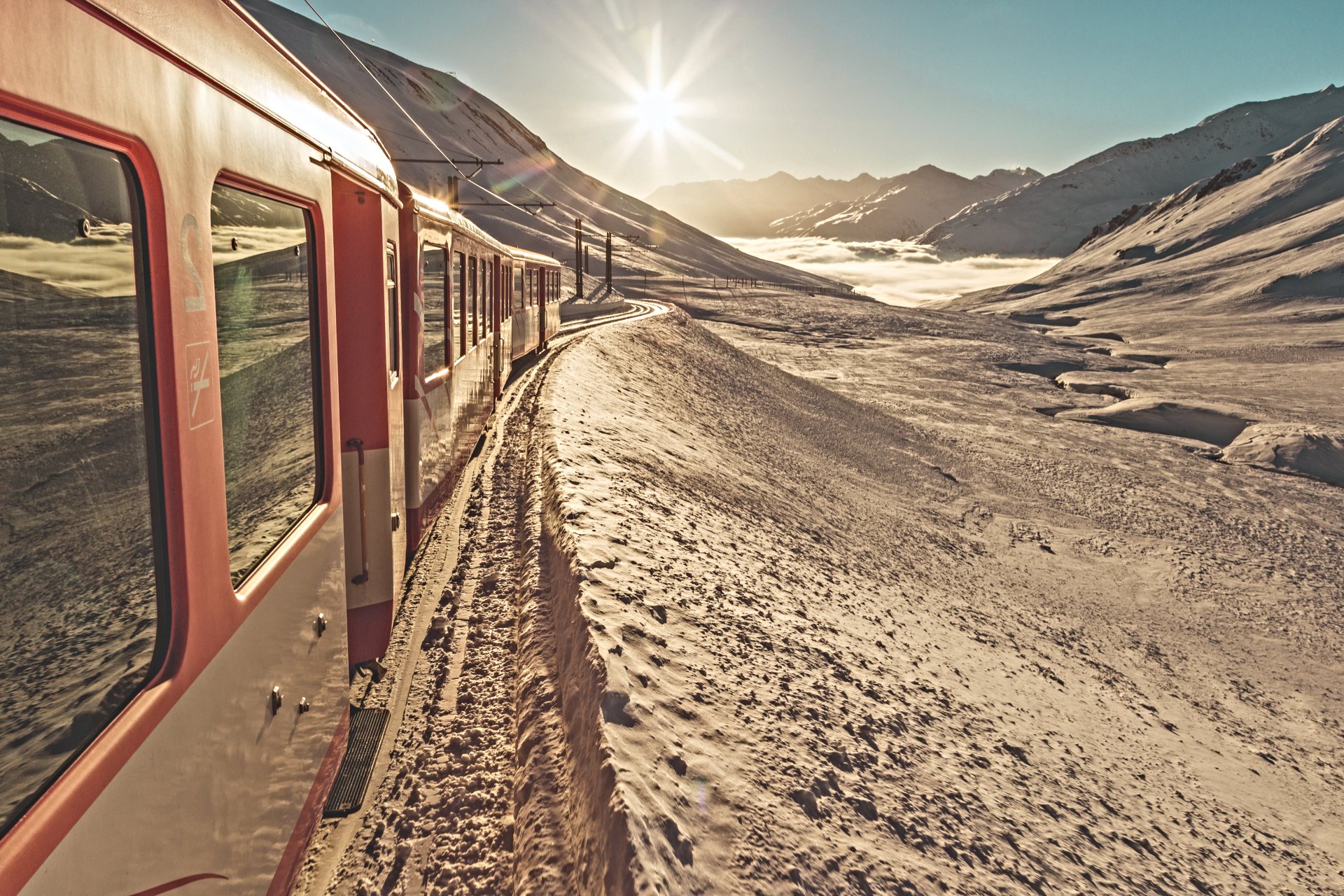 Schweiz Wintertraum Zugfahrt Schnee Glacier Express GoldenPass-Express